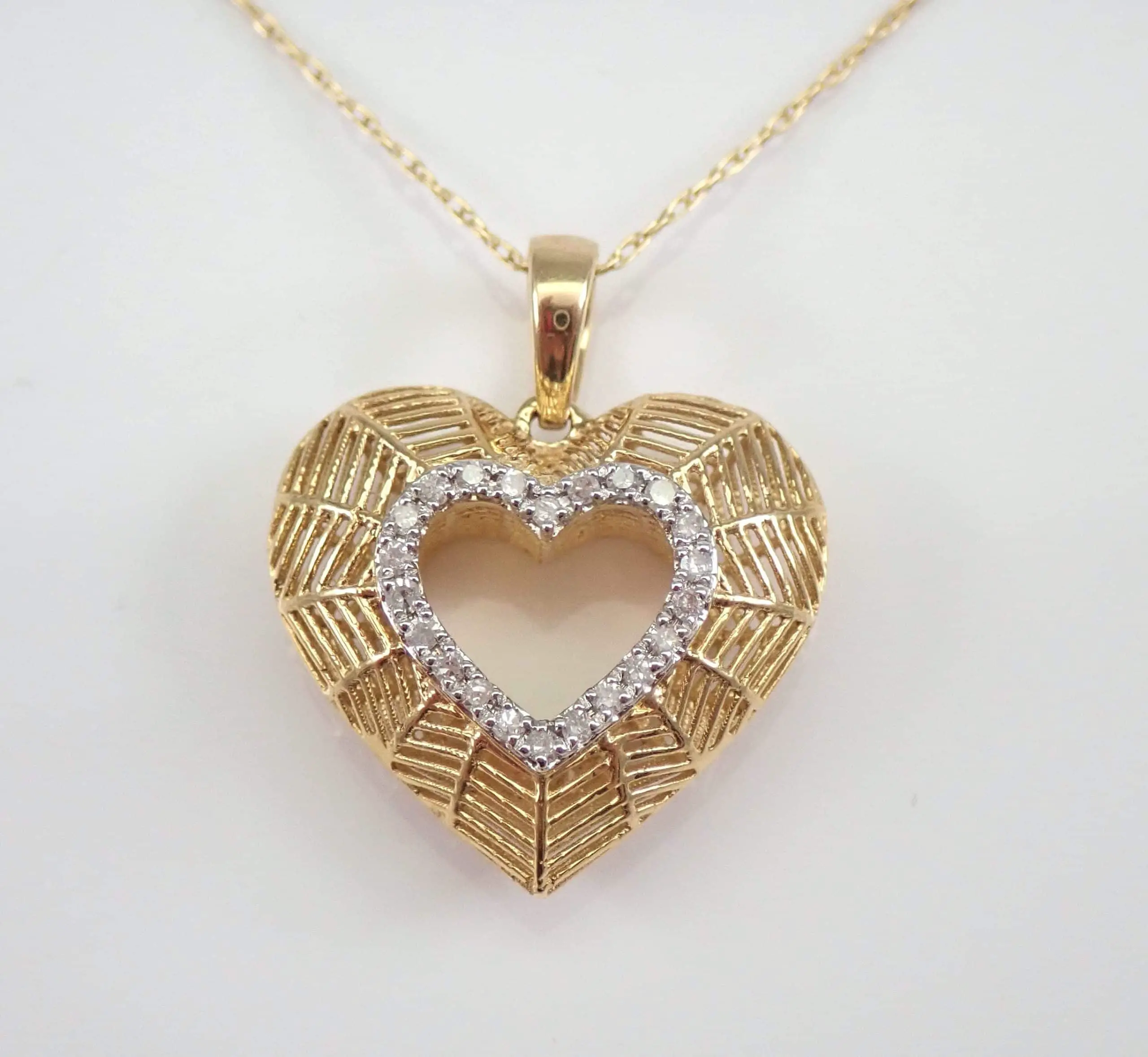 14K Yellow Gold Diamond Heart Pendant Necklace 18 Chain Great Birthday Gift