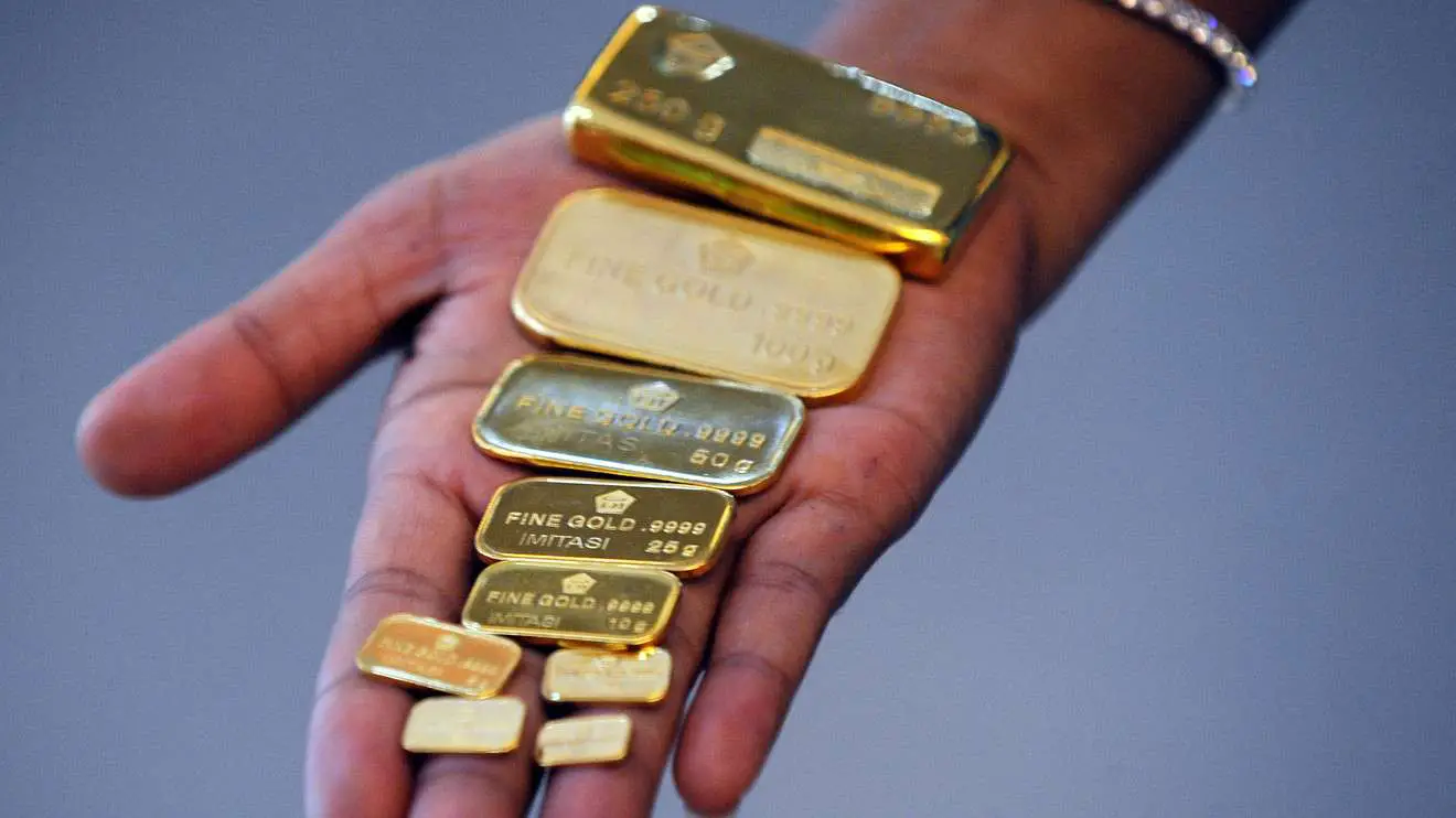 Gold prices climb, poised for 4% weekly gain amid public