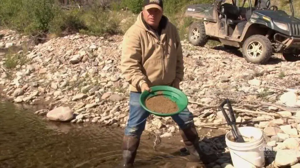 How To PAN FOR GOLD! A Guide For Beginner Gold Prospectors ...