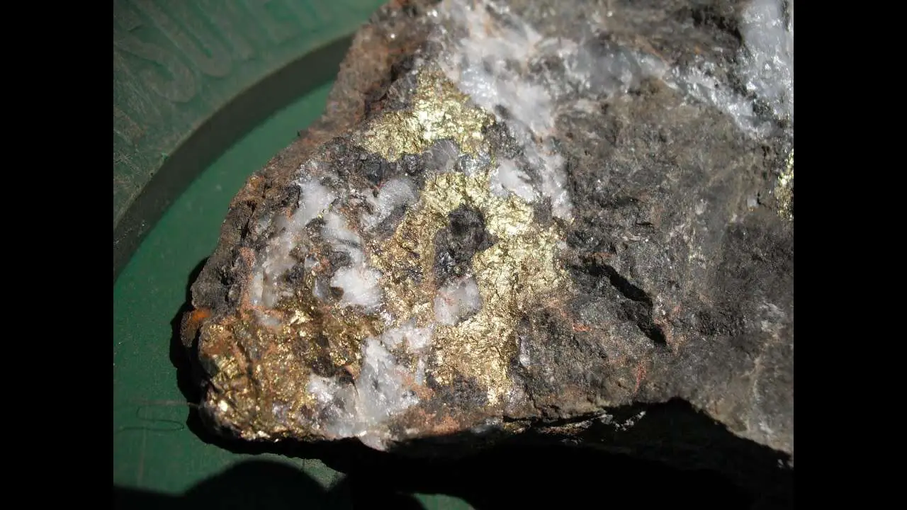 HOW TO TELL THE DIFFERENCE BETWEEN GOLD and PYRITE