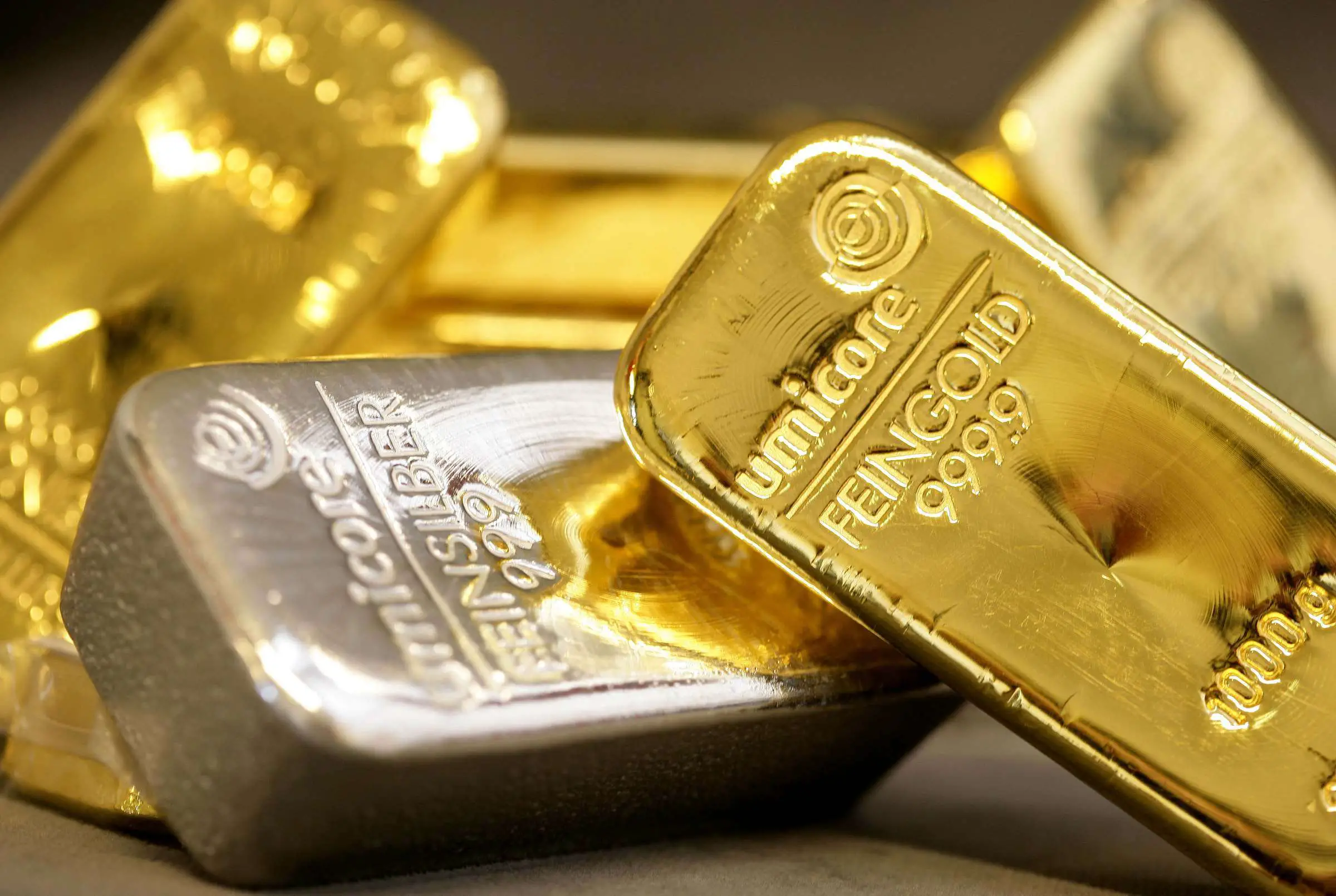 Should You Invest in Gold or Silver?  Umno Online