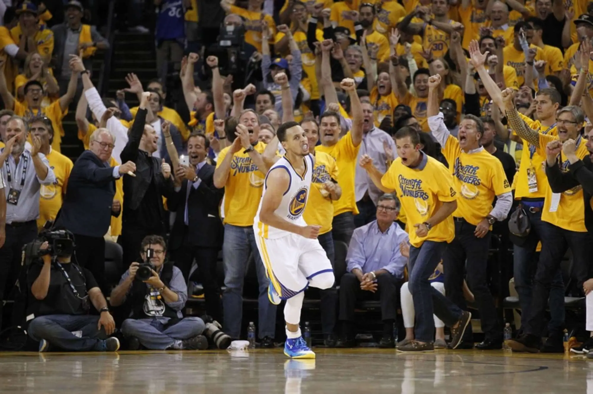 Warriors survive at home, live to play Game 6